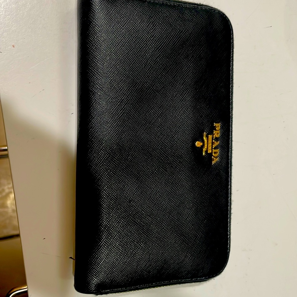 Prada Saffra Black large leather, Gently used, no signs of wear or tear.